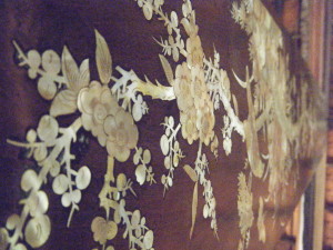 Shells pulled from the Mekong have been carved out and embedded into wooden columns as decoration. 